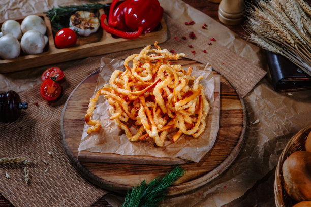 牛皮纸上面包屑煎洋葱圈。菜单上的一道菜俯视图图片下载