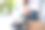 一名年轻女子手持和使用手机的特写图像，而与朋友在咖啡馆喝咖啡图片下载