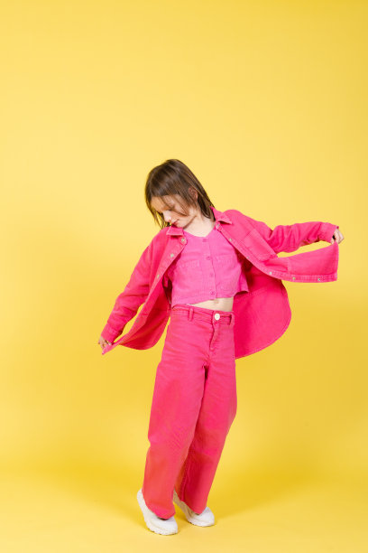 可爱的模特在黄色背景上摆姿势图片下载