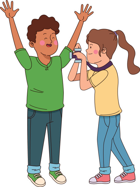 十几岁的朋友们微笑着玩得很开心图片下载