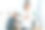 女人站在男人前面，男人坐在桌子旁边。两个设计师一起在办公室工作图片下载