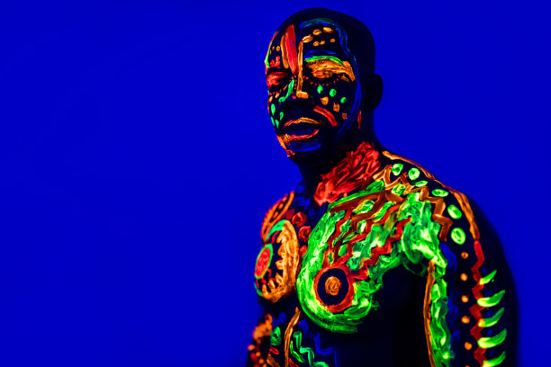 美国黑人男子在摄影棚里用紫外线拍摄图片下载