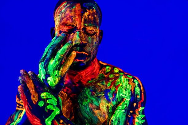 美国黑人与紫外线人体艺术在工作室摆姿势图片下载