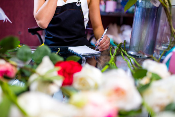 裁剪的观点花店制作花束近图片下载