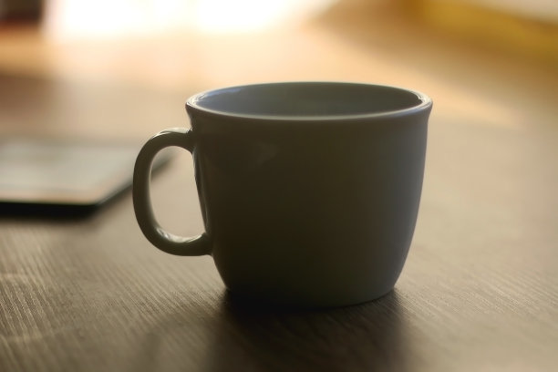 杯和电话图片下载