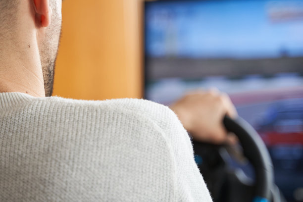 男性使用赛车轮游戏的细节镜头图片下载