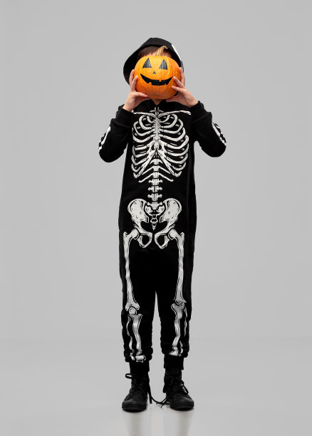 男孩在万圣节服装和南瓜灯图片下载