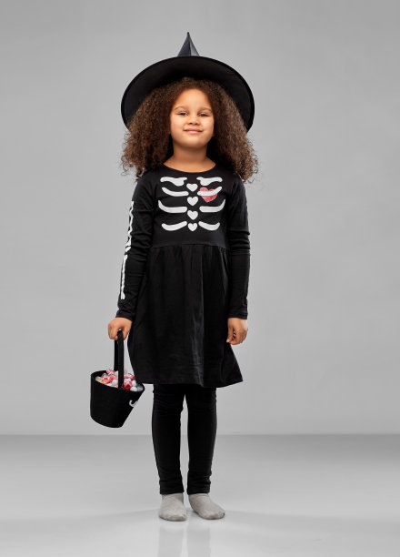 女孩拿着糖果在万圣节捣蛋图片下载