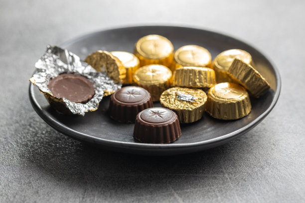 包装的巧克力果仁糖。盘子里有甜甜的巧克力夹心。图片下载