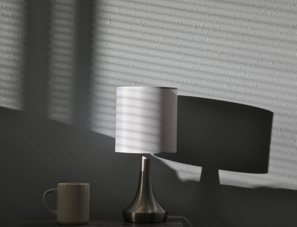 白色床头灯和墙上的一个杯子。图片下载