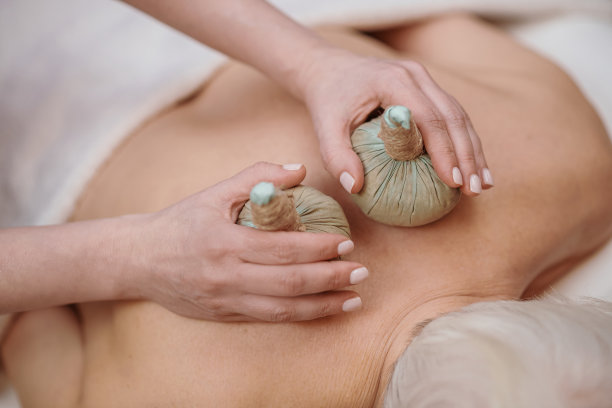 一个女人有一个热袋按摩的特写照片图片下载