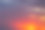 战争的背景。天空的血红色背景看起来像烟和火，一颗强烈的炸弹爆炸图片下载