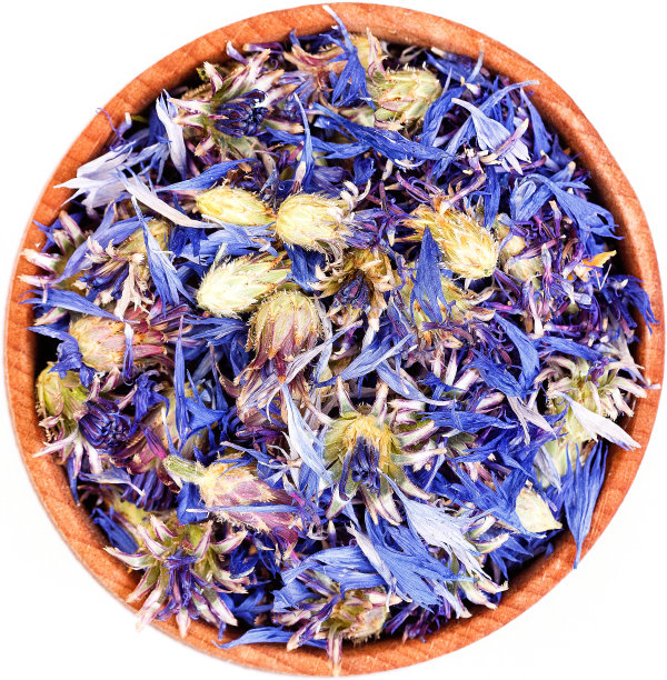 干燥的矢车菊茶在一个小木弓孤立。图片下载