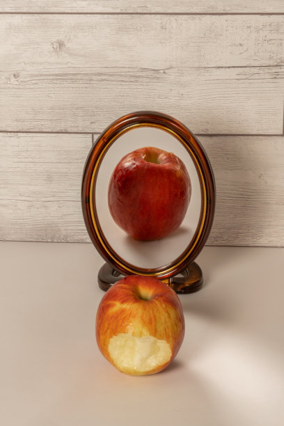 被咬过的红苹果倒映在镜子里图片下载