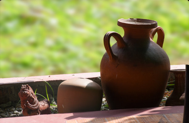 美丽的手工制作的印度古陶器陶罐和玩具。图片下载