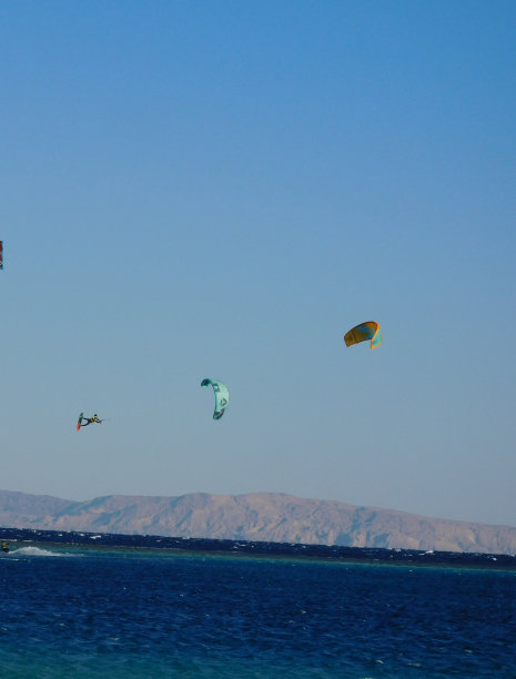 风筝冲浪者在高高的天空中飞翔图片下载