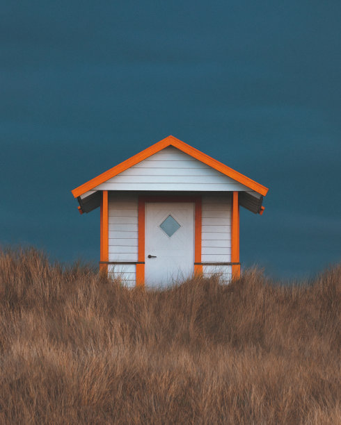 海滩上的小房子，在瑞典福斯特博的海滩小屋，田园诗般的瑞典夏天的象征图片下载