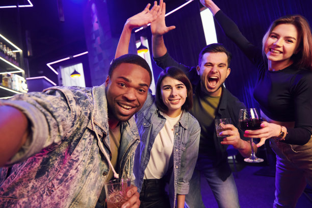 有问题。一群朋友一起在夜总会玩图片下载