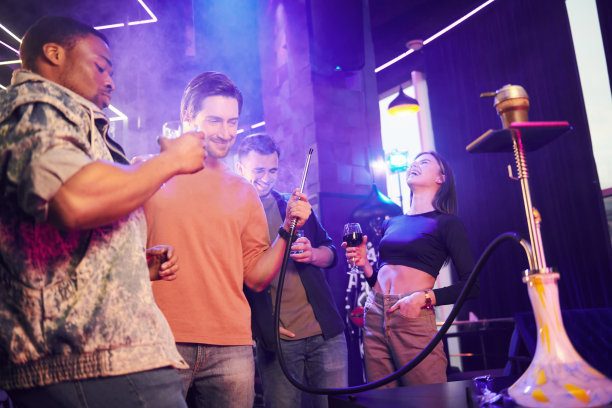 互相交谈。一群朋友一起在夜总会玩图片下载
