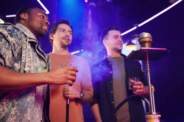 在休闲服装。一群朋友一起在夜总会玩图片下载