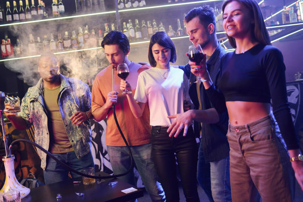 互相交谈。一群朋友一起在夜总会玩图片下载