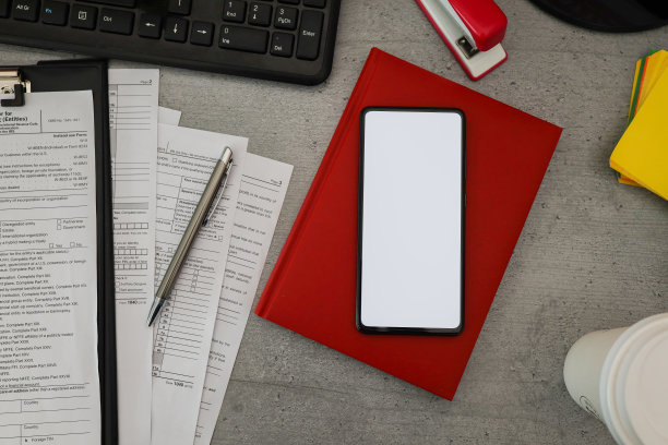 顶视图照片的工作场所与智能手机白色屏幕模型和办公用品在木制桌子的背景。图片下载