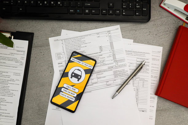 出租车的应用程序。网上预订或叫出租车送餐。图片下载