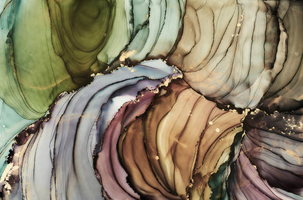 自然奢华抽象流体艺术用酒精墨水技术绘画。柔和而梦幻的壁纸。混合颜色创造透明波浪和金色漩涡。适用于海报、其他印刷品图片下载