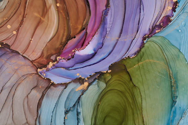 自然奢华抽象流体艺术用酒精墨水技术绘画。柔和而梦幻的壁纸。混合颜色创造透明波浪和金色漩涡。适用于海报、其他印刷品图片下载