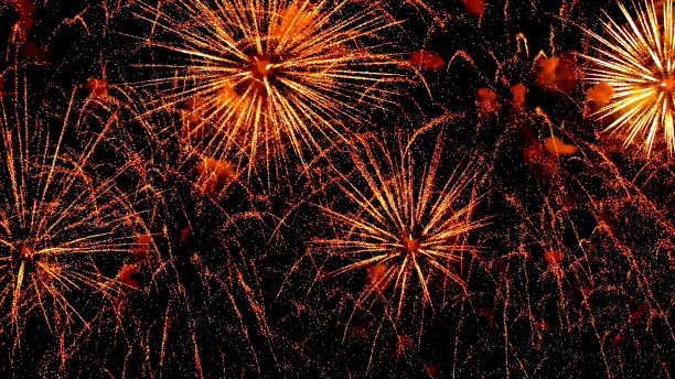 喜庆浮夸的烟花映衬着喜庆的夜空。彩色运动模糊了火焰的飞溅。烟火。图片下载