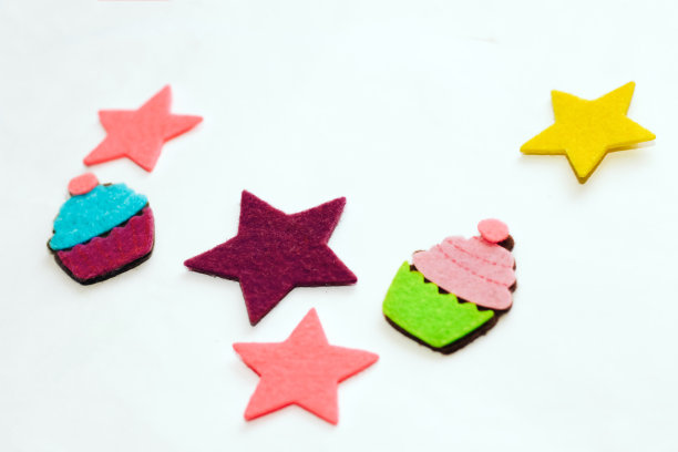 星星和纸杯蛋糕的彩色毛毡贴纸的应用图片下载