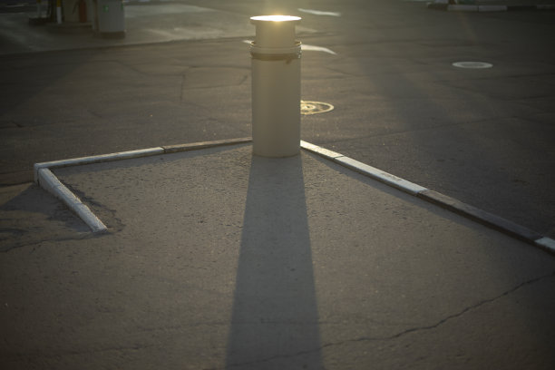 在停车场的瓮。在街上收集垃圾的地方。遮挡沥青上的垃圾。图片下载