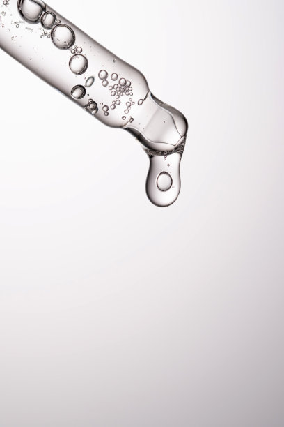 带血清、凝胶、油脂或其他化妆品的移液管。图片下载