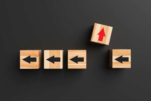 木块与箭头与一个突出的人群和移动上的黑色背景。图片下载