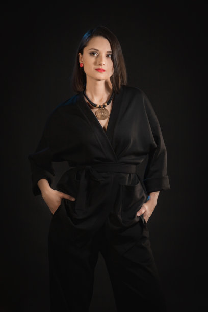 穿着黑色丝绸睡衣的混血黑发女人图片下载
