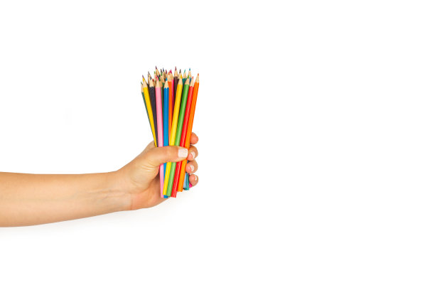女人手里拿着白色背景上的彩色铅笔图片下载