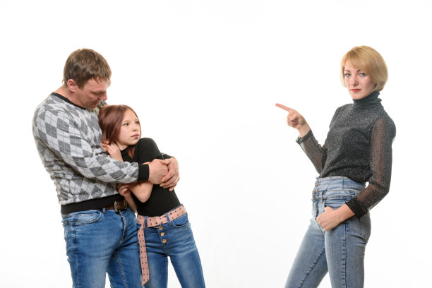 母亲责骂女儿，父亲怜悯女儿，在白人背景下被孤立图片下载