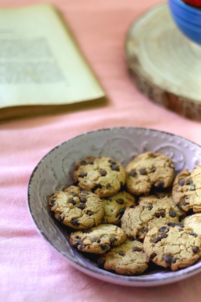 饼干，草莓，书和阅读眼镜图片下载