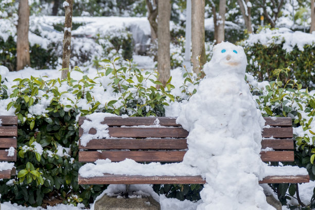 雪人坐在长凳上图片下载