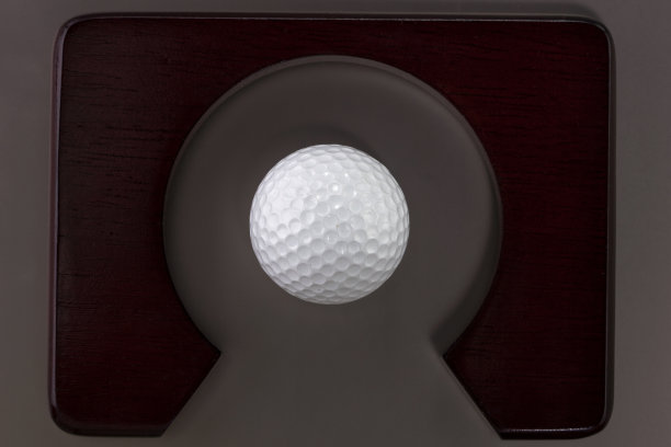 洞里有自制的高尔夫球。的爱好。图片下载