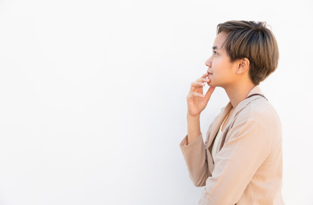 白色背景侧视图美丽和年轻的亚洲女性自信的微笑和姿态显示了现代生活方式中聪明，有吸引力和积极的商业女性休闲服装的概念。图片下载