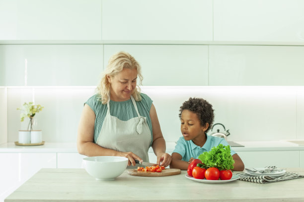 幸福的家庭，有小孩在一起准备沙拉图片下载