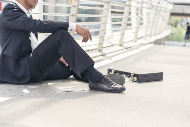 关闭失败的商人失业失业经济衰退危机压力和失去工作。作物绝望失败破产商人在中年沮丧失败的情况。绝望的经济危机图片下载