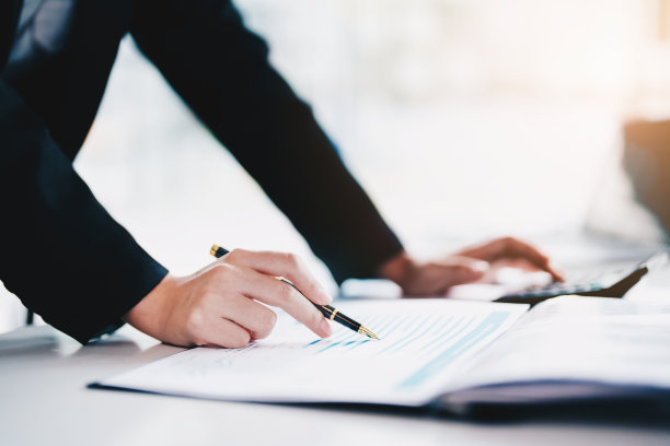 数据分析，计划，营销，会计，审计，亚洲商业女性拿着策划营销的笔，使用统计数据表和计算器在会议上展示营销计划项目。图片下载