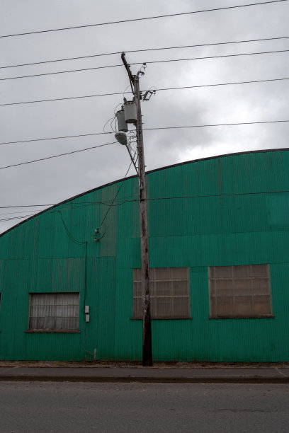 窗户很脏的旧工厂建筑的外部视图图片下载