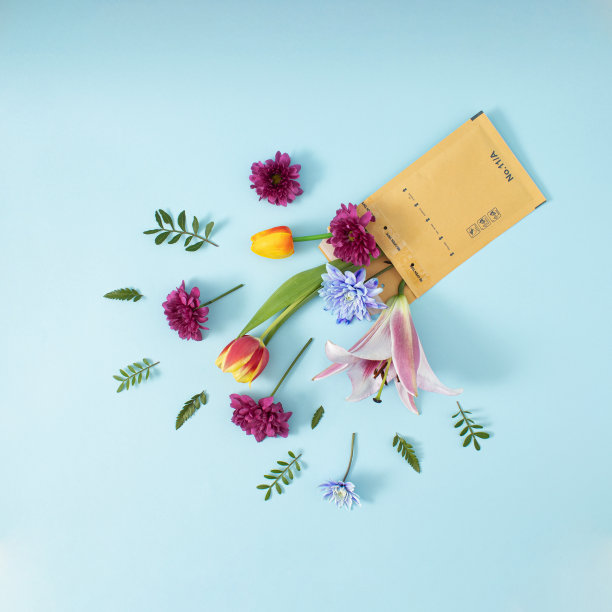 扁平化创意理念的交付后的货运充满了新鲜多彩的鲜花。包裹一束鲜花在淡蓝色的背景。“n”n图片下载