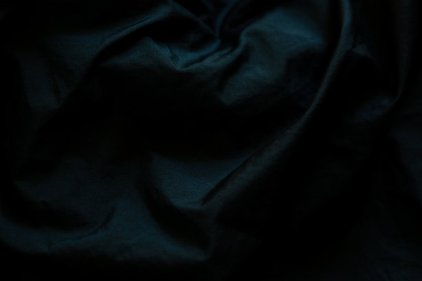 黑色褶皱织物表面，接近黑色褶皱织物床单纹理背景图片下载