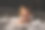 这孩子早晨很早就醒了。一个可爱的卷发女孩躺在床上晒太阳。新生儿窒息图片下载