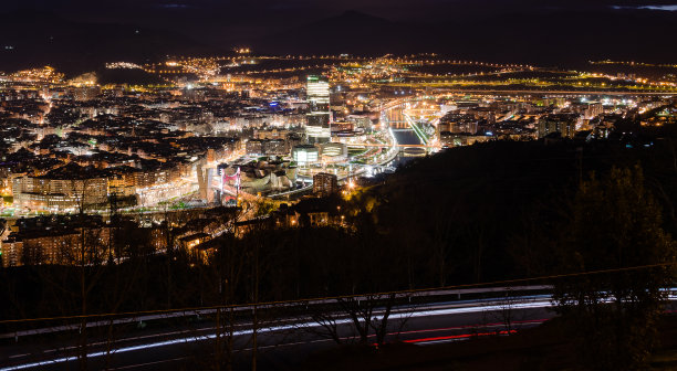 西班牙毕尔巴鄂市，夜晚灯火通明图片下载