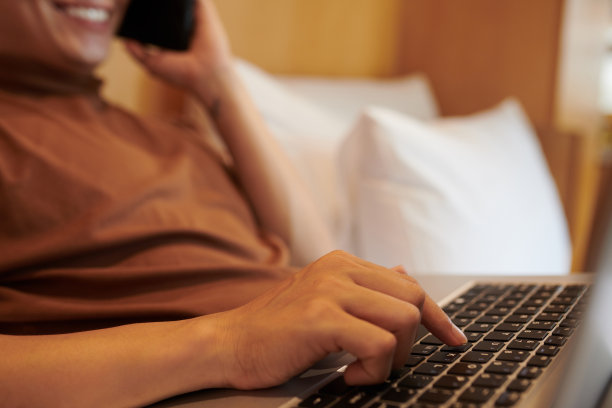 男人在按笔记本电脑上的按钮图片下载